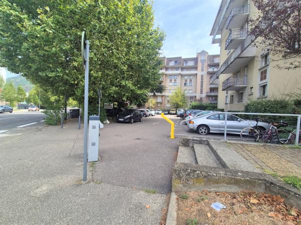 GRENOBLE EUROPOLE / GARE — Studio 30 m² avec balcon et parking sécurisé En étage