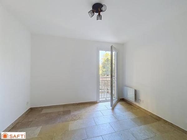 BANDOL – Studio rénové de plus de 17 m² avec parking et grande cave