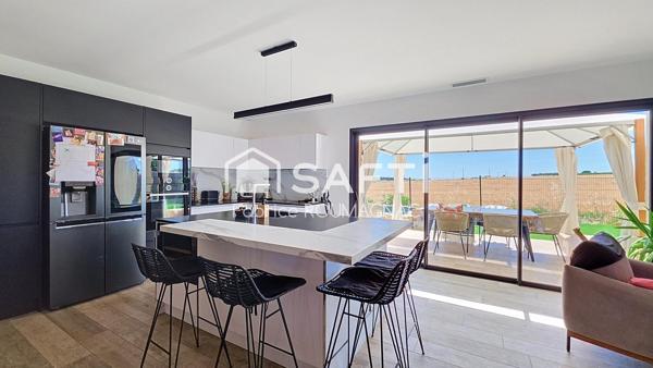 Villa de plain-pied de 119 m² avec quatre chambres piscine et garage
