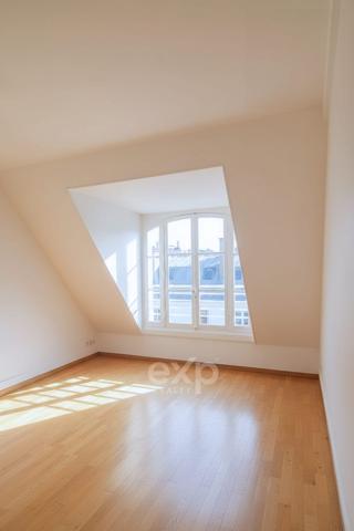 Au cœur des grands boulevards, appartement en étage élevé baigné de lumière avec vue dégagée.