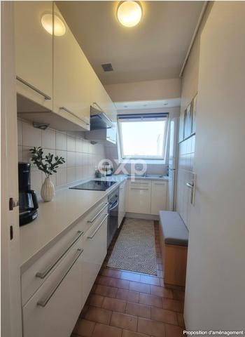 Au cœur des grands boulevards, appartement en étage élevé baigné de lumière avec vue dégagée.