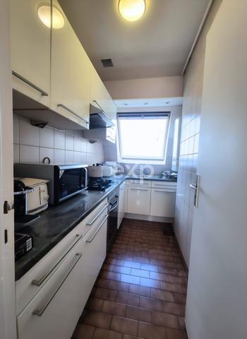 Au cœur des grands boulevards, appartement en étage élevé baigné de lumière avec vue dégagée.