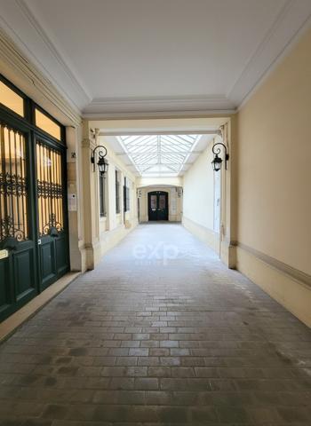 Au cœur des grands boulevards, appartement en étage élevé baigné de lumière avec vue dégagée.