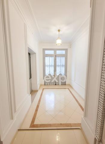 Au cœur des grands boulevards, appartement en étage élevé baigné de lumière avec vue dégagée.