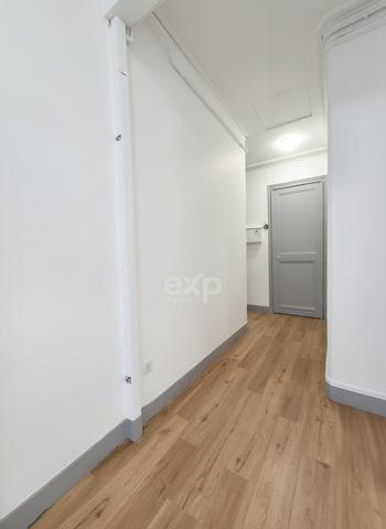 Au cœur des grands boulevards, appartement en étage élevé baigné de lumière avec vue dégagée.