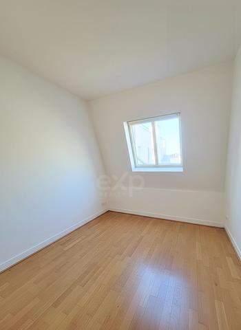 Au cœur des grands boulevards, appartement en étage élevé baigné de lumière avec vue dégagée.