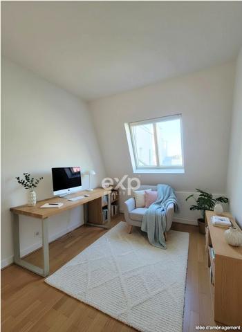 Au cœur des grands boulevards, appartement en étage élevé baigné de lumière avec vue dégagée.