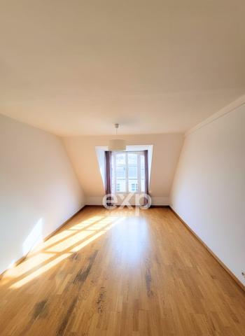 Au cœur des grands boulevards, appartement en étage élevé baigné de lumière avec vue dégagée.
