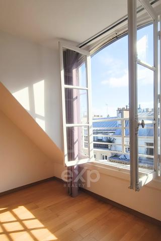 Au cœur des grands boulevards, appartement en étage élevé baigné de lumière avec vue dégagée.