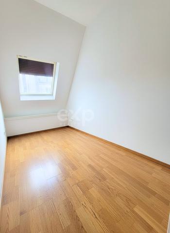 Au cœur des grands boulevards, appartement en étage élevé baigné de lumière avec vue dégagée.