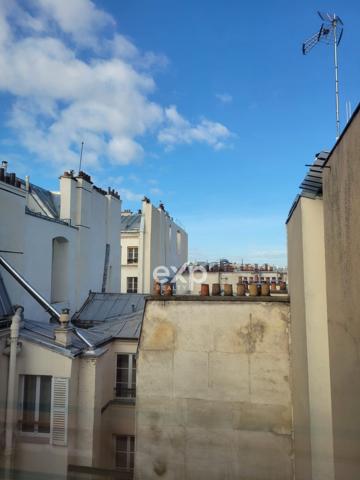 Au cœur des grands boulevards, appartement en étage élevé baigné de lumière avec vue dégagée.