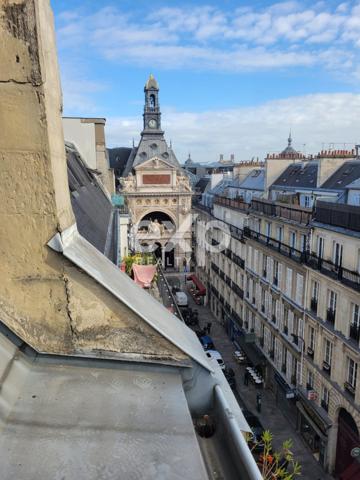 Au cœur des grands boulevards, appartement en étage élevé baigné de lumière avec vue dégagée.