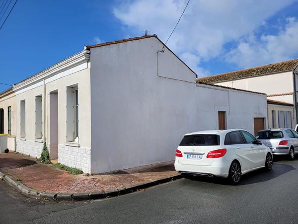 ROCHEFORT - Maison de faubourg  de 73 m²  avec garage à vélo  et cour.