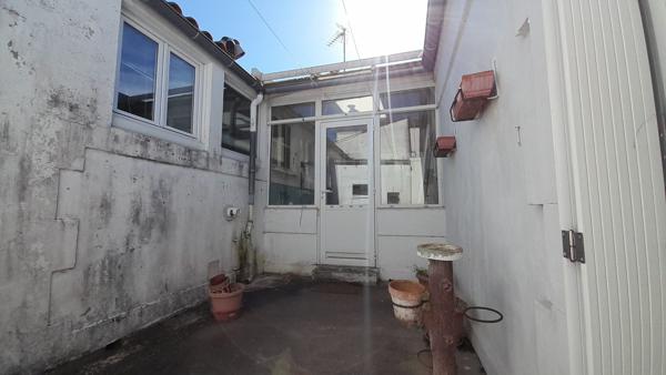 ROCHEFORT - Maison de faubourg  de 73 m²  avec garage à vélo  et cour.