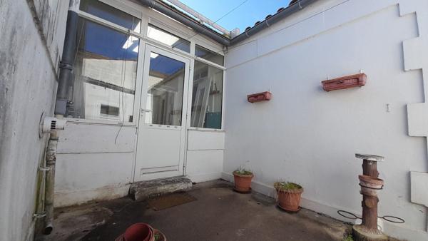 ROCHEFORT - Maison de faubourg  de 73 m²  avec garage à vélo  et cour.