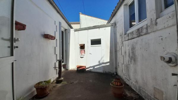 ROCHEFORT - Maison de faubourg  de 73 m²  avec garage à vélo  et cour.