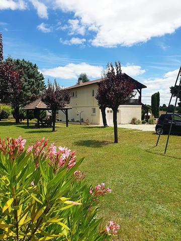 Maison 146 m² à vendre 6 pièces CHALAIS (16) 4/5 chambres, 2 garages 3 300 m² de terrain !!!