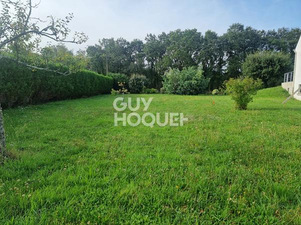 Très beau terrain constructible d'environ 900 m² hors lotissement.