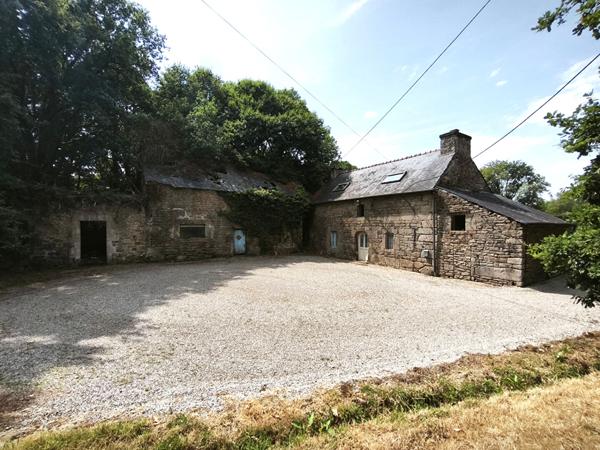 MORBIHAN, Le Croisty, manoir d'origine du XVIe siècle, partiellement rénové, sur un terrain de plus de 3 acres