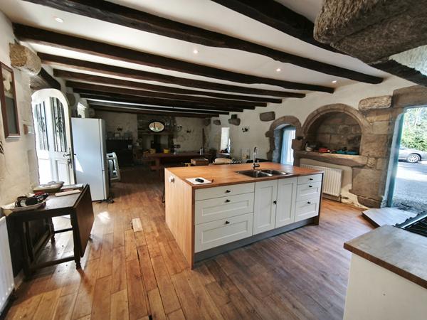 MORBIHAN, Le Croisty, manoir d'origine du XVIe siècle, partiellement rénové, sur un terrain de plus de 3 acres