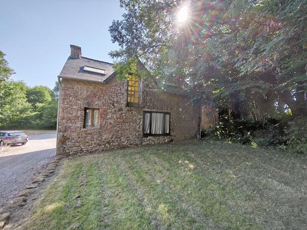MORBIHAN, Le Croisty, manoir d'origine du XVIe siècle, partiellement rénové, sur un terrain de plus de 3 acres
