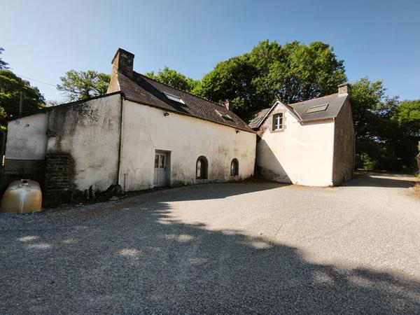 MORBIHAN, Le Croisty, manoir d'origine du XVIe siècle, partiellement rénové, sur un terrain de plus de 3 acres