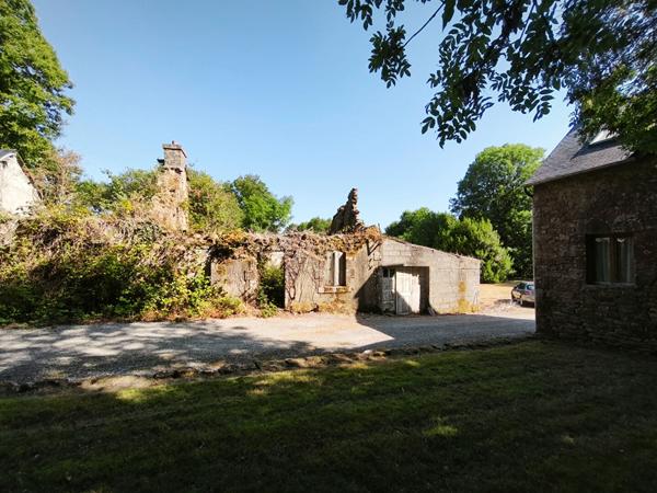 MORBIHAN, Le Croisty, manoir d'origine du XVIe siècle, partiellement rénové, sur un terrain de plus de 3 acres