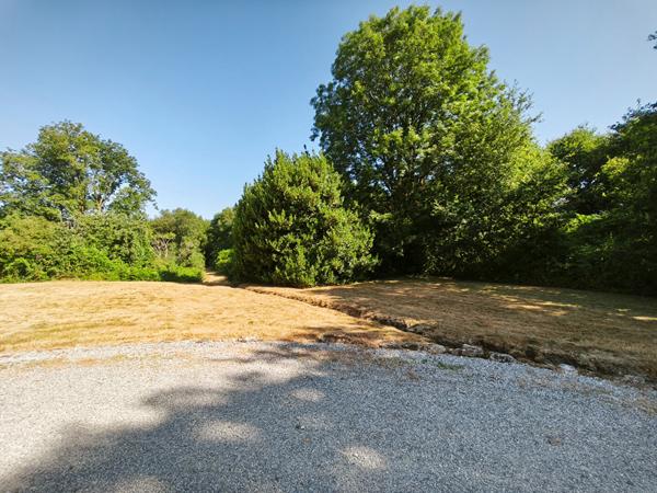 MORBIHAN, Le Croisty, manoir d'origine du XVIe siècle, partiellement rénové, sur un terrain de plus de 3 acres