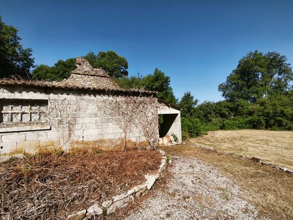 MORBIHAN, Le Croisty, manoir d'origine du XVIe siècle, partiellement rénové, sur un terrain de plus de 3 acres
