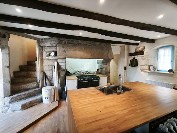 MORBIHAN, Le Croisty, manoir d'origine du XVIe siècle, partiellement rénové, sur un terrain de plus de 3 acres