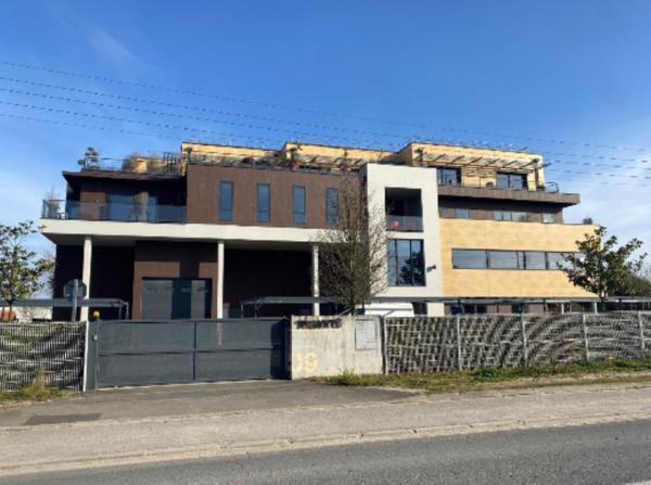 Bureaux à louer à Mérignac avec terrasses en bois et parkings