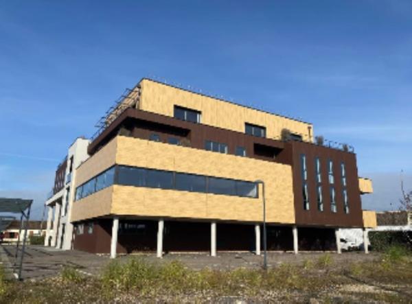 Bureaux à louer à Mérignac avec terrasses en bois et parkings