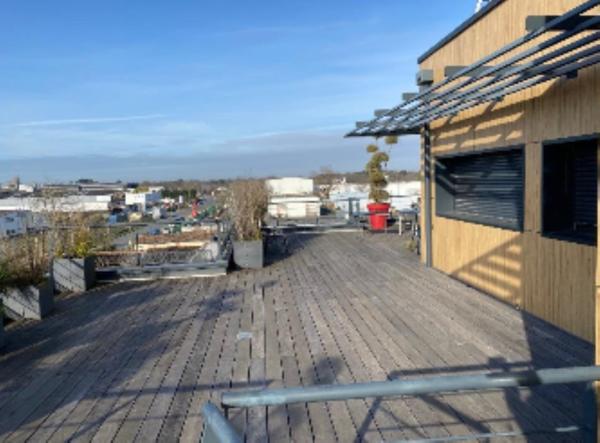 Bureaux à louer à Mérignac avec terrasses en bois et parkings