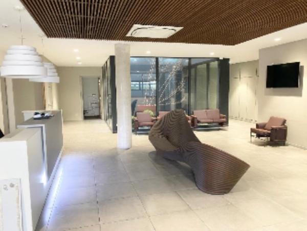 Bureaux à louer à Mérignac avec terrasses en bois et parkings