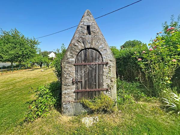 Dépendance en pierres à réhabiliter, jardin, puits