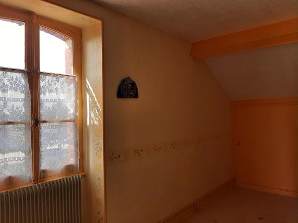 MAISON MITOYENNE SUR 2 NIVEAUX AVEC POTENTIEL D'AGRANDISSEMENT. GARAGES ET DÉPENDANCES