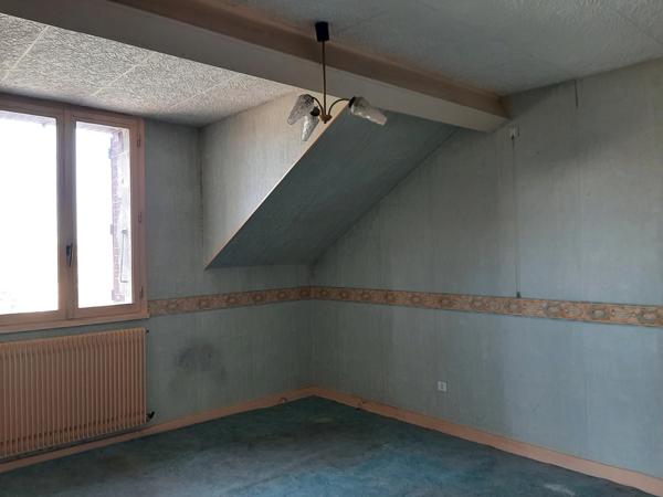 MAISON MITOYENNE SUR 2 NIVEAUX AVEC POTENTIEL D'AGRANDISSEMENT. GARAGES ET DÉPENDANCES