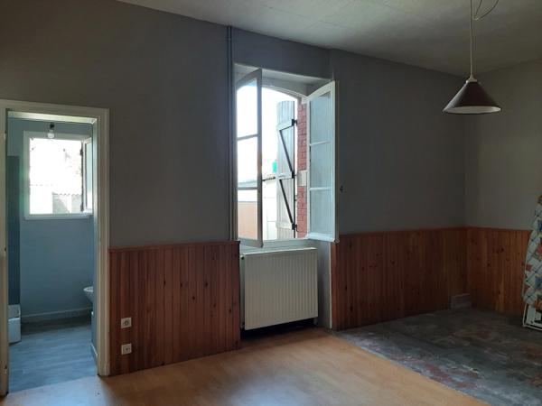 MAISON MITOYENNE SUR 2 NIVEAUX AVEC POTENTIEL D'AGRANDISSEMENT. GARAGES ET DÉPENDANCES