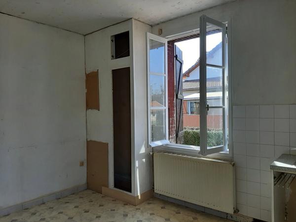 MAISON MITOYENNE SUR 2 NIVEAUX AVEC POTENTIEL D'AGRANDISSEMENT. GARAGES ET DÉPENDANCES