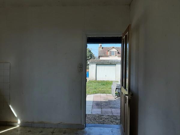 MAISON MITOYENNE SUR 2 NIVEAUX AVEC POTENTIEL D'AGRANDISSEMENT. GARAGES ET DÉPENDANCES