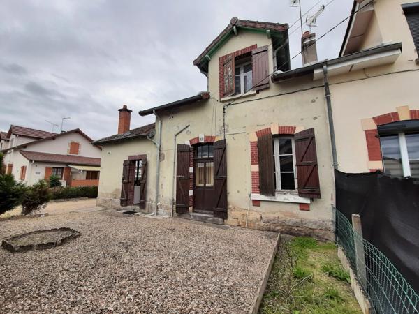 MAISON MITOYENNE SUR 2 NIVEAUX AVEC POTENTIEL D'AGRANDISSEMENT. GARAGES ET DÉPENDANCES