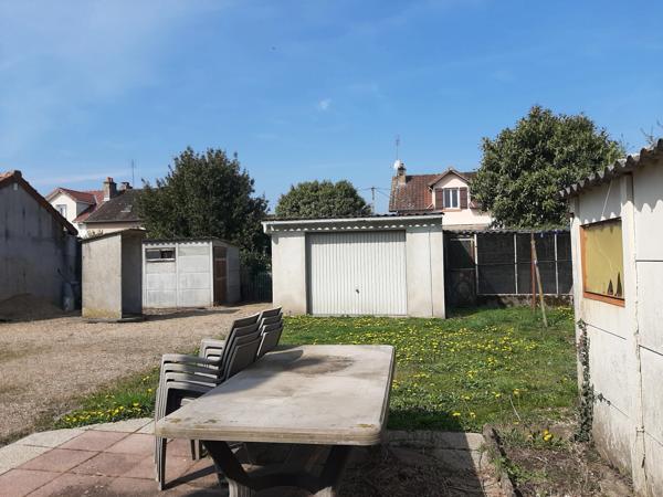 MAISON MITOYENNE SUR 2 NIVEAUX AVEC POTENTIEL D'AGRANDISSEMENT. GARAGES ET DÉPENDANCES