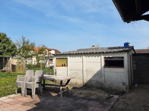 MAISON MITOYENNE SUR 2 NIVEAUX AVEC POTENTIEL D'AGRANDISSEMENT. GARAGES ET DÉPENDANCES