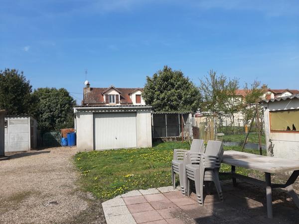 MAISON MITOYENNE SUR 2 NIVEAUX AVEC POTENTIEL D'AGRANDISSEMENT. GARAGES ET DÉPENDANCES