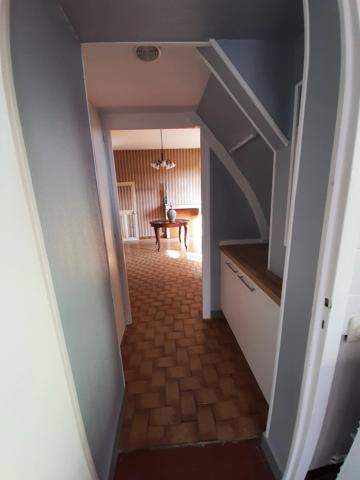MAISON MITOYENNE SUR 2 NIVEAUX AVEC POTENTIEL D'AGRANDISSEMENT. GARAGES ET DÉPENDANCES