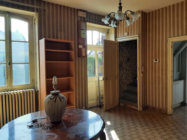 MAISON MITOYENNE SUR 2 NIVEAUX AVEC POTENTIEL D'AGRANDISSEMENT. GARAGES ET DÉPENDANCES