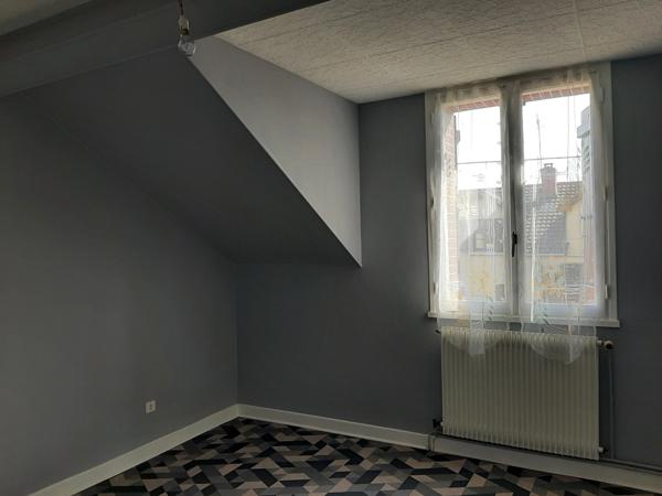 MAISON MITOYENNE SUR 2 NIVEAUX AVEC POTENTIEL D'AGRANDISSEMENT. GARAGES ET DÉPENDANCES