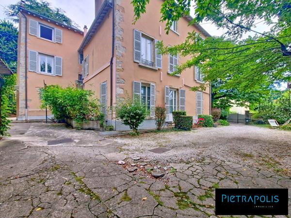 Très grand appartement au dernier étage d'une batisse de caractère