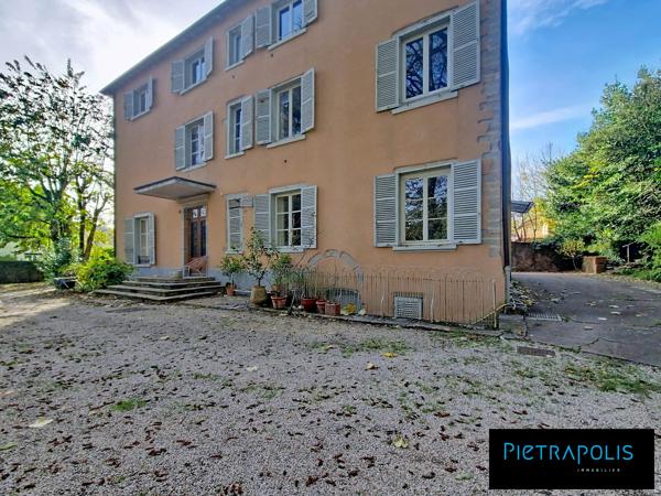 Très grand appartement au dernier étage d'une batisse de caractère