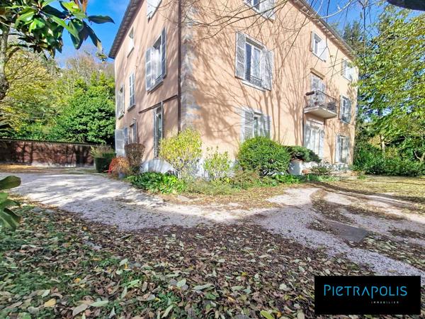 Très grand appartement au dernier étage d'une batisse de caractère